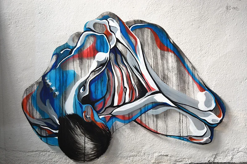 Cuadro transparente de una figura de un hombre en color rojo y azul pintado por la artista Laura Blasco