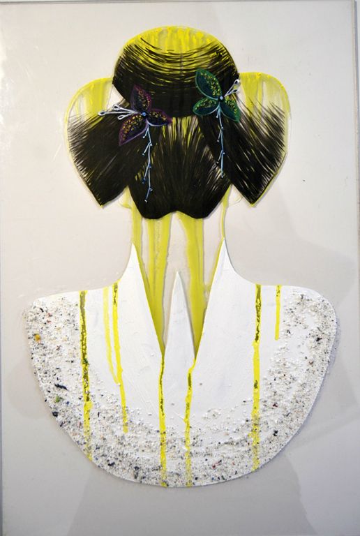 Cuadro transparente de figura de una Geisha de color amarillo pintado por la artista Laura Blasco